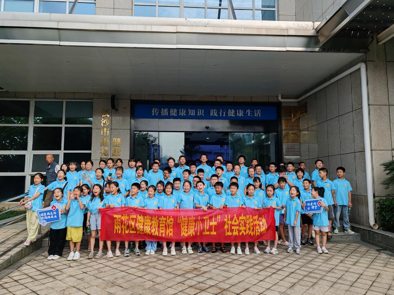 “小候鸟”探秘雨花健康教育馆：在互动中解锁健康密码