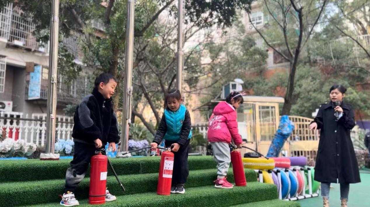 车站南路社区：联合万婴幼儿园开展消防演练活动