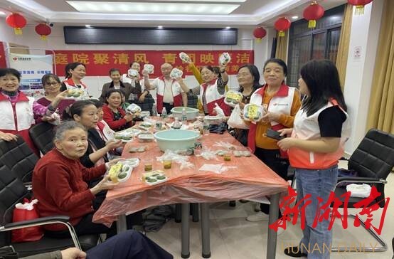长沙市窑岭社区：巧手做青团，廉韵润心田