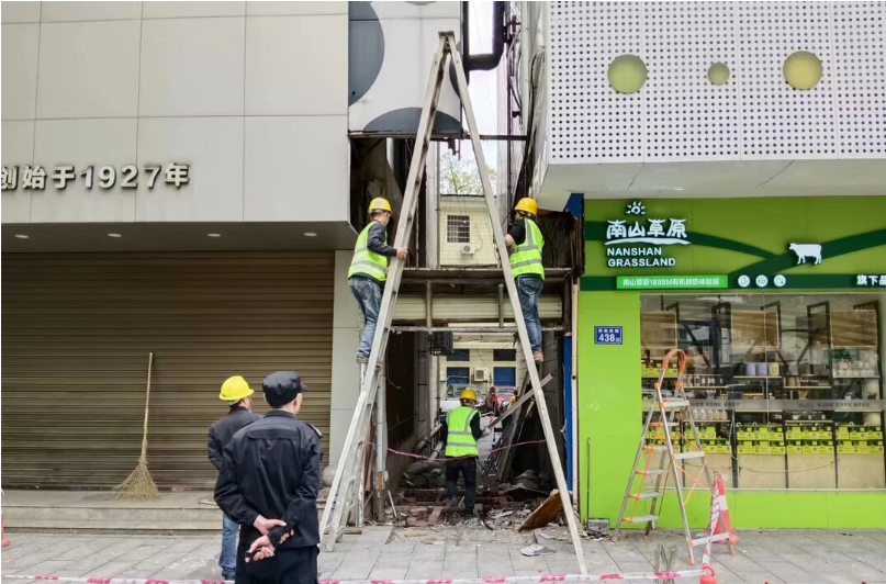 消防通道违建被拆除，小区居民心“敞亮”